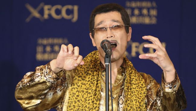 Японский исполнитель Pikotaro во время пресс-конференции в Токио. 28 октября 2016 Японский исполнитель Pikotaro во время пресс-конференции в Токио. 28 октября 2016