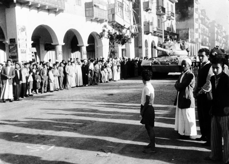 Британские танки едут по улице города Порт-Саид в Египте. 1956 год Британские танки едут по улице города Порт-Саид в Египте. 1956 год
