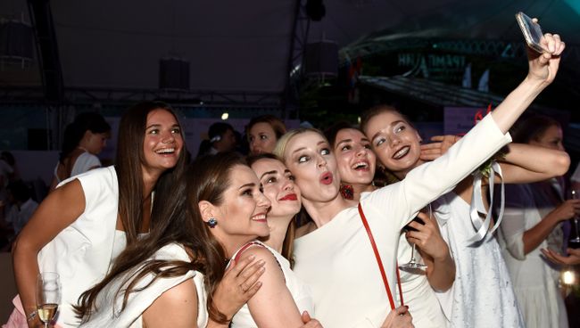 Актрисы Глафира Тарханова, Анжелика Каширина и Ольга Медынич на вечеринке White Party журнала The Hollywood Reporter