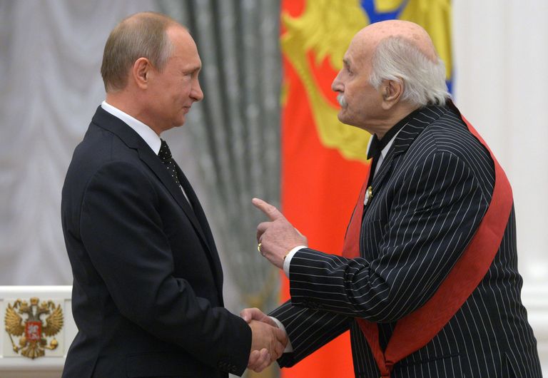 Президент России Владимир Путин и народный артист СССР Владимир Зельдин во время церемонии вручения государственных наград в Кремле Президент России Владимир Путин и народный артист СССР Владимир Зельдин во время церемонии вручения государственных наград в Кремле