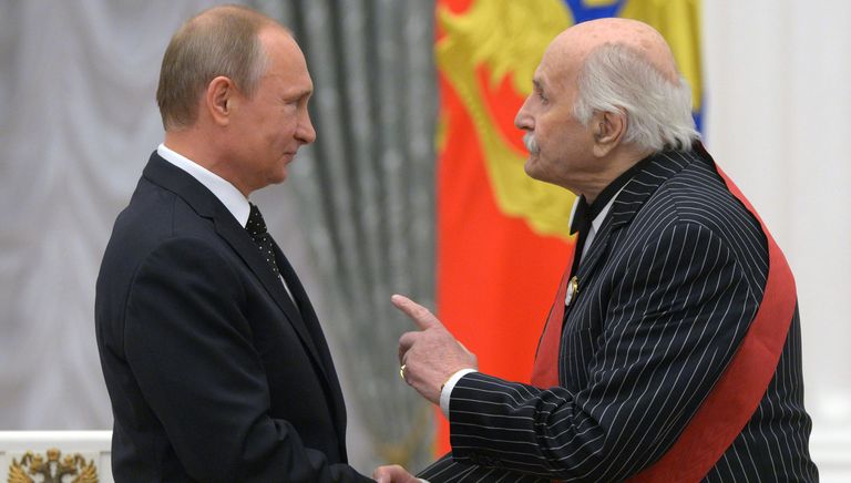 Президент России Владимир Путин и народный артист СССР Владимир Зельдин во время церемонии вручения государственных наград в Кремле