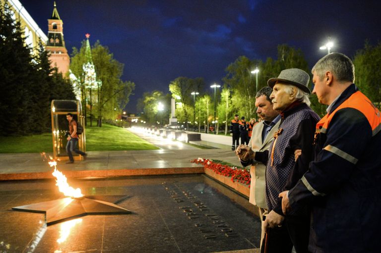 Народный артист СССР Владимир Зельдин и специалисты ОАО Мосгаз во время профилактики горелки Вечного огня у мемориала Могила Неизвестного Солдата в Александровском саду Народный артист СССР Владимир Зельдин и специалисты ОАО Мосгаз во время профилактики горелки Вечного огня у мемориала Могила Неизвестного Солдата в Александровском саду