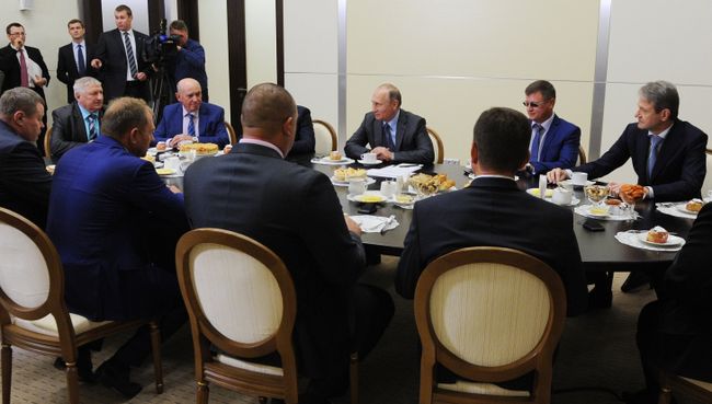 Владимир Путин во время встречи с представителями сельхозпредприятий Краснодарского края. 28 октября 2016 Владимир Путин во время встречи с представителями сельхозпредприятий Краснодарского края. 28 октября 2016
