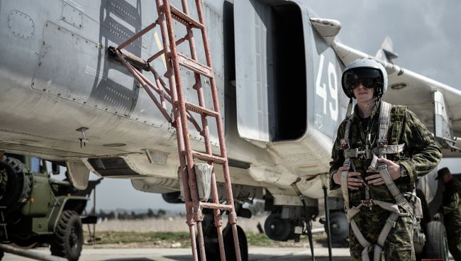 Пилот ВКС России садится во фронтовой бомбардировщик Су-24 на авиабазе Хмеймим в Сирии Пилот ВКС России садится во фронтовой бомбардировщик Су-24 на авиабазе Хмеймим в Сирии