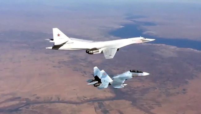 Истребитель Су-30СМ и бомбардировщик-ракетоносец Ту-160 ВКС РФ во время боевого вылета в Сирии. Архивное фото Истребитель Су-30СМ и бомбардировщик-ракетоносец Ту-160 ВКС РФ во время боевого вылета в Сирии. Архивное фото