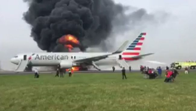 Boeing загорелся после неудачного взлета в аэропорту Чикаго. Съемка очевидца Boeing загорелся после неудачного взлета в аэропорту Чикаго. Съемка очевидца