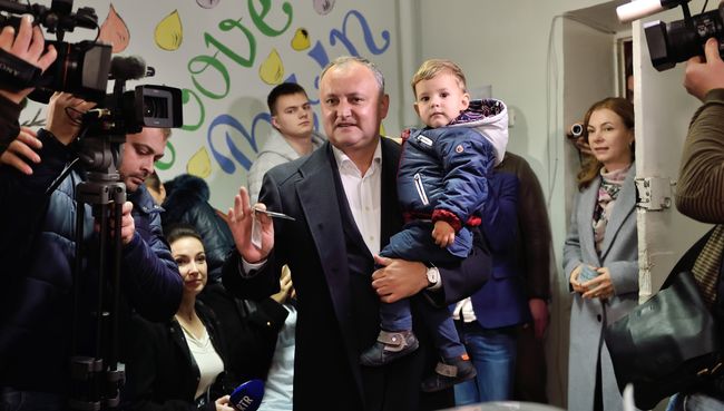 Лидер социалистов Молдовы Игорь Додон на президентских выборах в Кишиневе Лидер социалистов Молдовы Игорь Додон на президентских выборах в Кишиневе