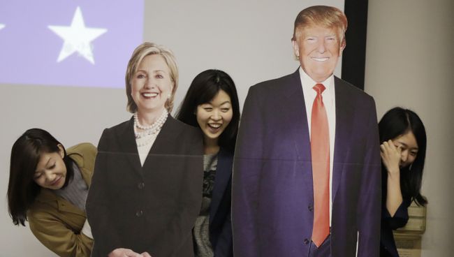 Студентки фотографируются с изображениями Дональда Трампа и Хиллари Клинтон. Архивное фото Студентки фотографируются с изображениями Дональда Трампа и Хиллари Клинтон. Архивное фото