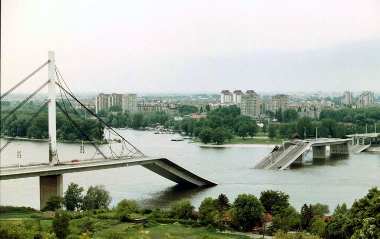 Разрушенный в результате авиаударов НАТО мост в городе Нови-Сад, Югославия. Май 1999 Разрушенный в результате авиаударов НАТО мост в городе Нови-Сад, Югославия. Май 1999