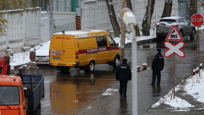 Сотрудники правоохранительных органов и экстренных служб работают на железнодорожной станции Чухлинка на юго-востоке Москвы, где в грузовом вагоне были обнаружены мины и взрыватели. 31 октября 2016