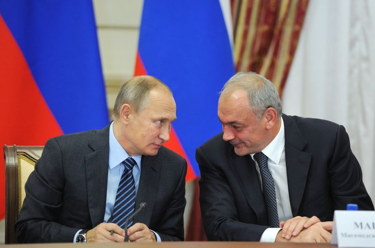 Президент РФ Владимир Путин и заместитель руководителя администрации президента РФ Магомедсалам Магомедов на заседании Совета по межнациональным отношениям в Астрахани. 31 октября 2016 Президент РФ Владимир Путин и заместитель руководителя администрации президента РФ Магомедсалам Магомедов на заседании Совета по межнациональным отношениям в Астрахани. 31 октября 2016