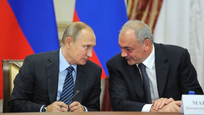 Президент РФ Владимир Путин и заместитель руководителя администрации президента РФ Магомедсалам Магомедов на заседании Совета по межнациональным отношениям в Астрахани. 31 октября 2016
