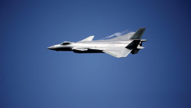Китайский истребитель пятого поколения J-20 на авиакосмическом салоне Airshow China-2016 в городе Чжухай Китайский истребитель пятого поколения J-20 на авиакосмическом салоне Airshow China-2016 в городе Чжухай
