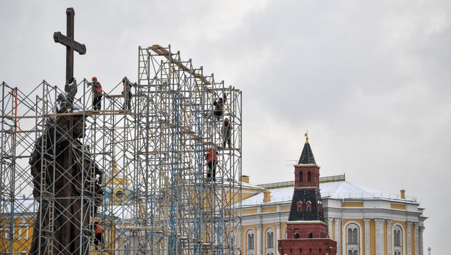 Демонтаж строительных лесов около памятника князю Владимиру на Боровицкой площади Демонтаж строительных лесов около памятника князю Владимиру на Боровицкой площади