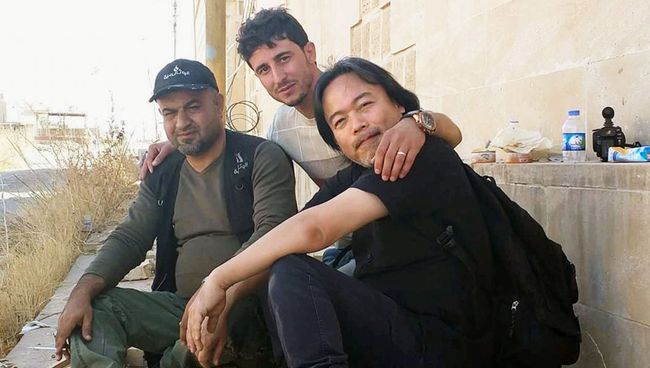 Японский журналист Коскэ Цунэока (справа) во время освещения операции по освобождению Мосула на севере Ирака от боевиков группировки Исламское государство Японский журналист Коскэ Цунэока (справа) во время освещения операции по освобождению Мосула на севере Ирака от боевиков группировки Исламское государство