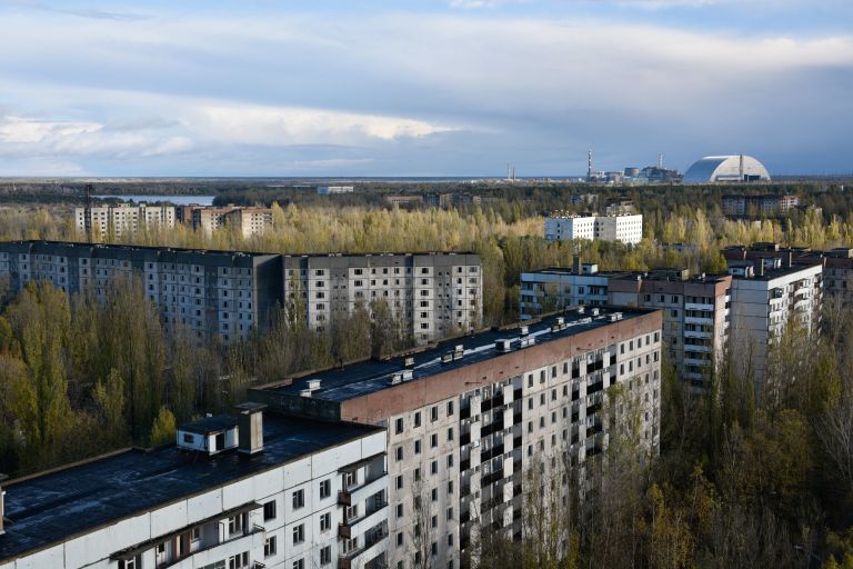 Вид на новый безопасный конфайнмент и саркофаг на Чернобыльской атомной электростанции 