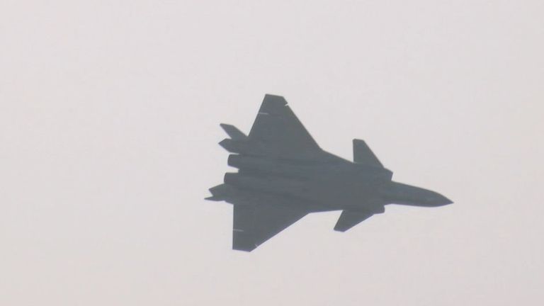 Кадры дебютного полета китайского истребителя пятого поколения J-20 Кадры дебютного полета китайского истребителя пятого поколения J-20