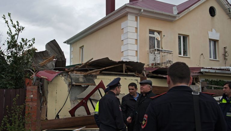 Сотрудники правоохранительных органов у места падения вертолета на крышу частного жилого дома в Адлерском районе Сочи Сотрудники правоохранительных органов у места падения вертолета на крышу частного жилого дома в Адлерском районе Сочи