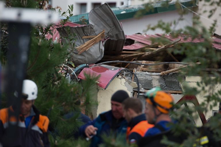 Обломки вертолета, упавшего на крышу частного жилого дома, в Адлерском районе Сочи Обломки вертолета, упавшего на крышу частного жилого дома, в Адлерском районе Сочи