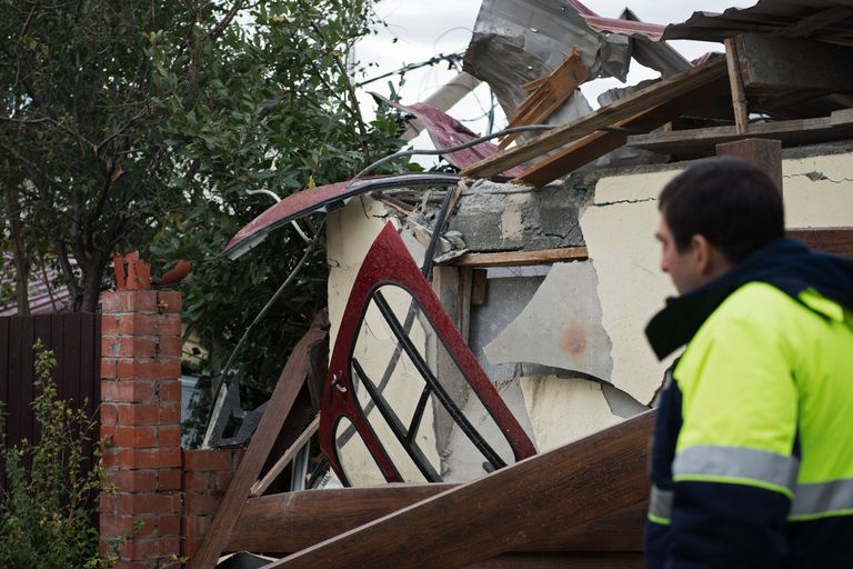 Обломки вертолета, упавшего на крышу частного жилого дома, в Адлерском районе Сочи Обломки вертолета, упавшего на крышу частного жилого дома, в Адлерском районе Сочи