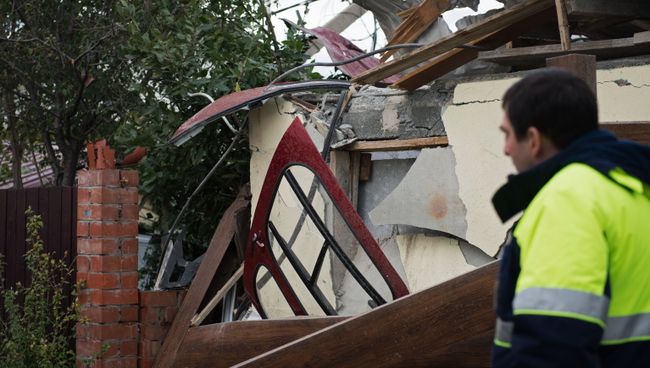 Обломки вертолета, упавшего на крышу частного жилого дома, в Адлерском районе Сочи Обломки вертолета, упавшего на крышу частного жилого дома, в Адлерском районе Сочи