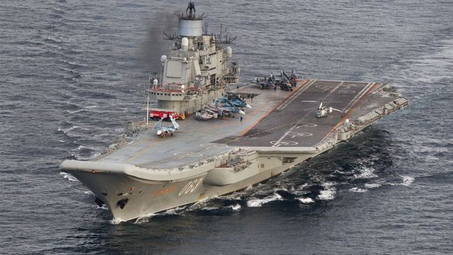Тяжелый авианесущий крейсер Адмирал Флота Советского Союза Кузнецов. Архивное фото Тяжелый авианесущий крейсер Адмирал Флота Советского Союза Кузнецов. Архивное фото