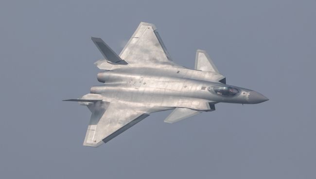 Китайский истребитель пятого поколения J-20 на авиакосмическом салоне Airshow China-2016 в городе Чжухай Китайский истребитель пятого поколения J-20 на авиакосмическом салоне Airshow China-2016 в городе Чжухай