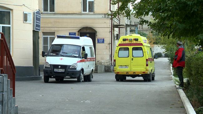 Машины скорой помощи у Республиканского центра инфекционных болезней в Махачкале. 1 ноября 2016