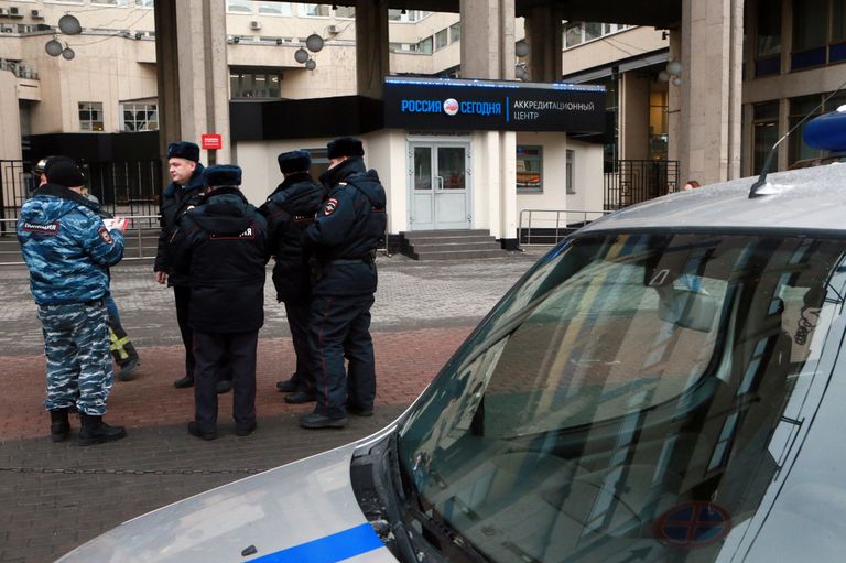 Оперативные службы проверяют звонок о бомбе на Зубовском бульваре, 4 в центре Москвы Оперативные службы проверяют звонок о бомбе на Зубовском бульваре, 4 в центре Москвы