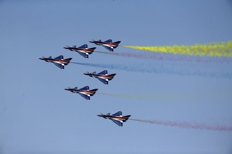 Китайские истребители пятого поколения J-20 на авиакосмическом салоне Airshow China-2016 в городе Чжухай Китайские истребители пятого поколения J-20 на авиакосмическом салоне Airshow China-2016 в городе Чжухай