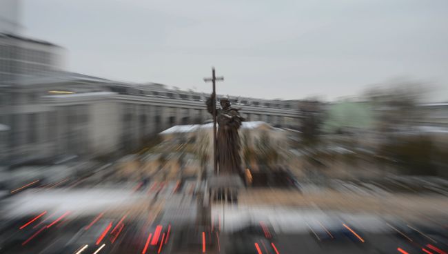 Памятник святому равноапостольному князю Владимиру на Боровицкой площади в Москве. Архивное фото Памятник святому равноапостольному князю Владимиру на Боровицкой площади в Москве. Архивное фото
