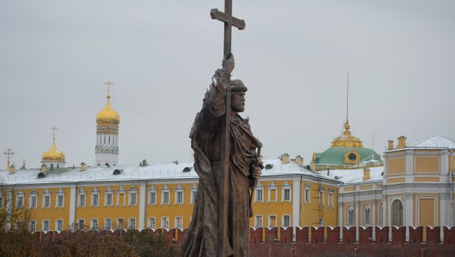 Памятник святому равноапостольному князю Владимиру на Боровицкой площади в Москве Памятник святому равноапостольному князю Владимиру на Боровицкой площади в Москве