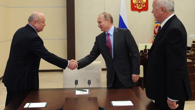 Президент РФ В. Путин встретился c главой госкорпорации Ростех С. Чемезовым и бывшим главой Службы внешней разведки (СВР) М. Фрадковым Президент РФ В. Путин встретился c главой госкорпорации Ростех С. Чемезовым и бывшим главой Службы внешней разведки (СВР) М. Фрадковым
