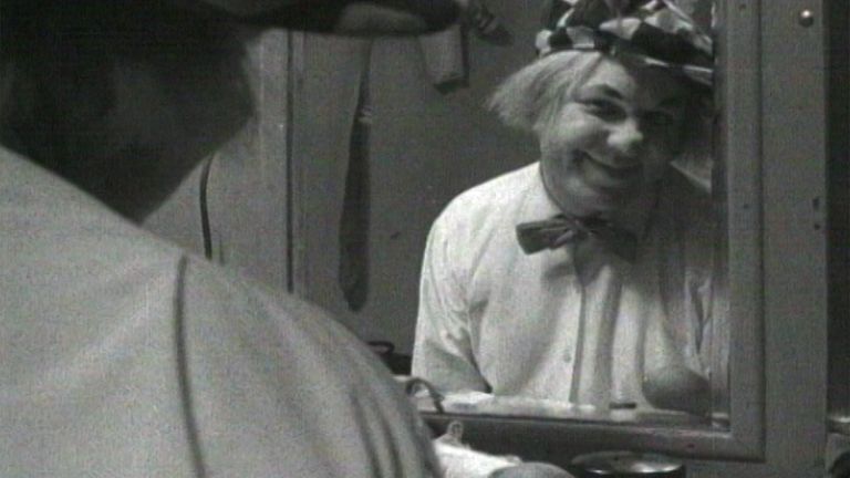 «Солнечный клоун» Олег Попов на арене цирка. Съемки 1960-х годов. «Солнечный клоун» Олег Попов на арене цирка. Съемки 1960-х годов.