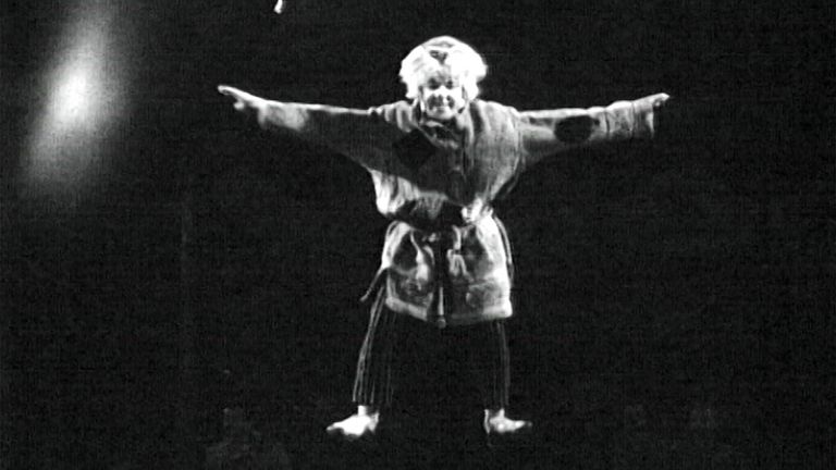 Клоун Олег Попов в сценке «Сон на проволоке». Съемки 1960-х годов. Клоун Олег Попов в сценке «Сон на проволоке». Съемки 1960-х годов.