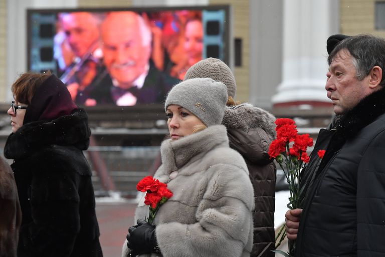 Люди в очереди у театра Российской Армии во время церемонии прощания с актером Владимиром Зельдиным Люди в очереди у театра Российской Армии во время церемонии прощания с актером Владимиром Зельдиным