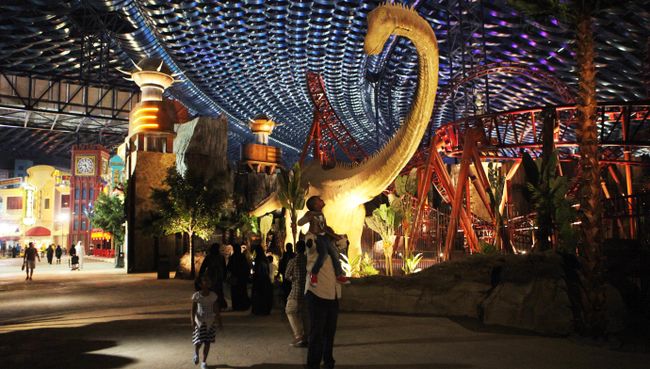 Посетители в парке развлечений IMG Worlds of Adventure в Дубае, ОАЭ Посетители в парке развлечений IMG Worlds of Adventure в Дубае, ОАЭ