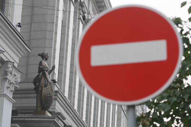 Статуя Фемиды на фасаде здания верховного суда РФ в Москве