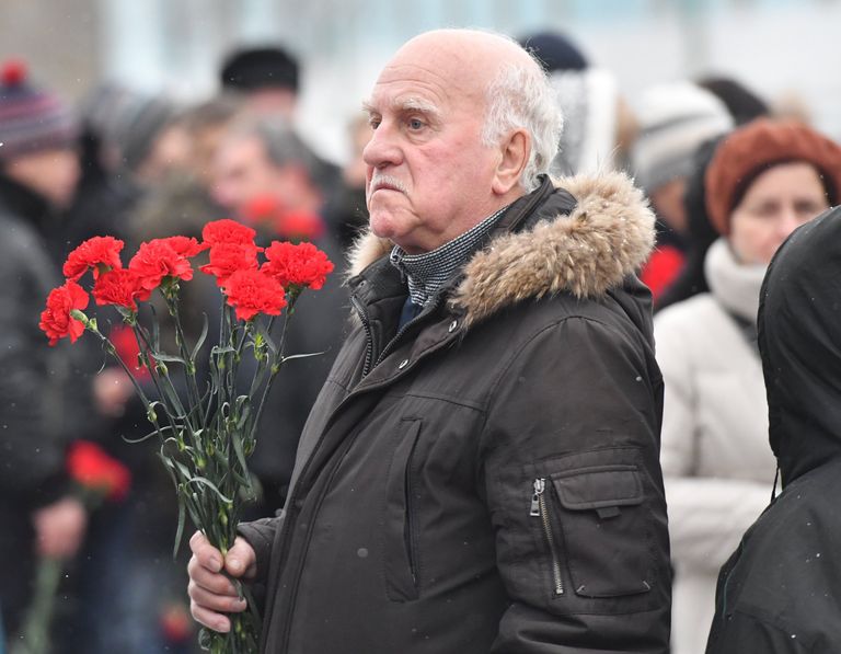 Горожане в очереди на церемонию прощания с Владимиром Зельдиным в театре Российской армии в Москве Горожане в очереди на церемонию прощания с Владимиром Зельдиным в театре Российской армии в Москве