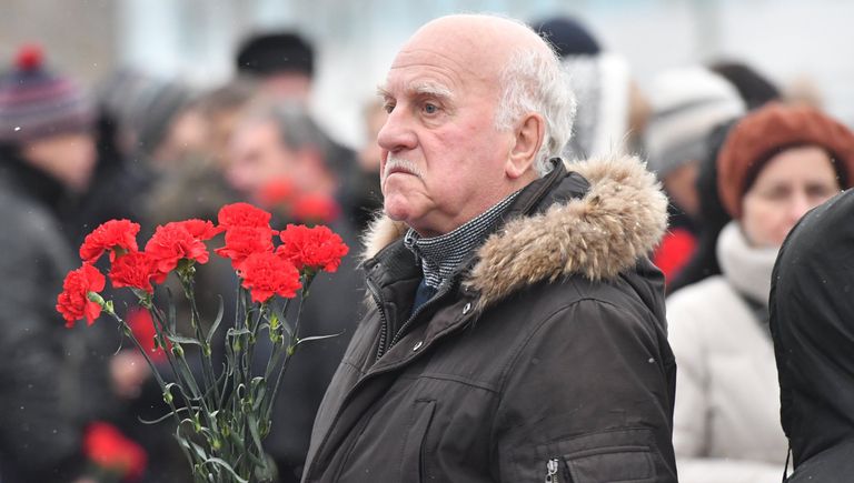 Горожане в очереди на церемонию прощания с Владимиром Зельдиным в театре Российской армии в Москве