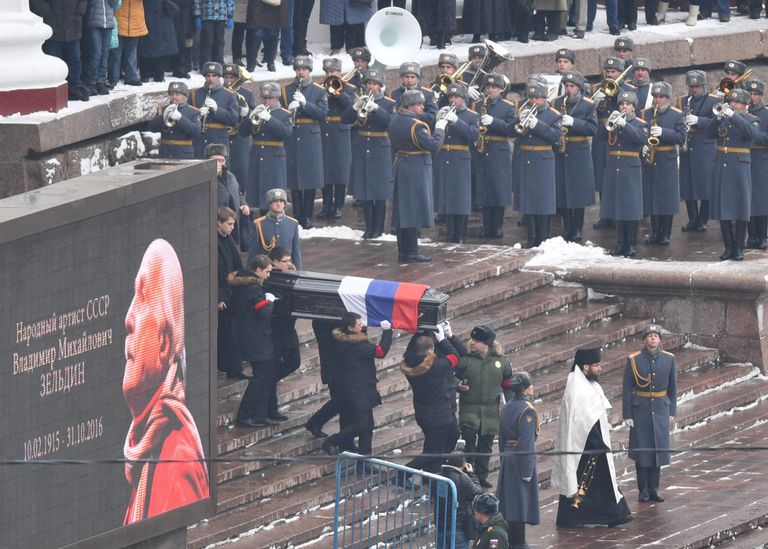 Церемония прощания с народным артистом СССР Владимиром Зельдиным, которая проходит в театре Российской армии в Москве Церемония прощания с народным артистом СССР Владимиром Зельдиным, которая проходит в театре Российской армии в Москве