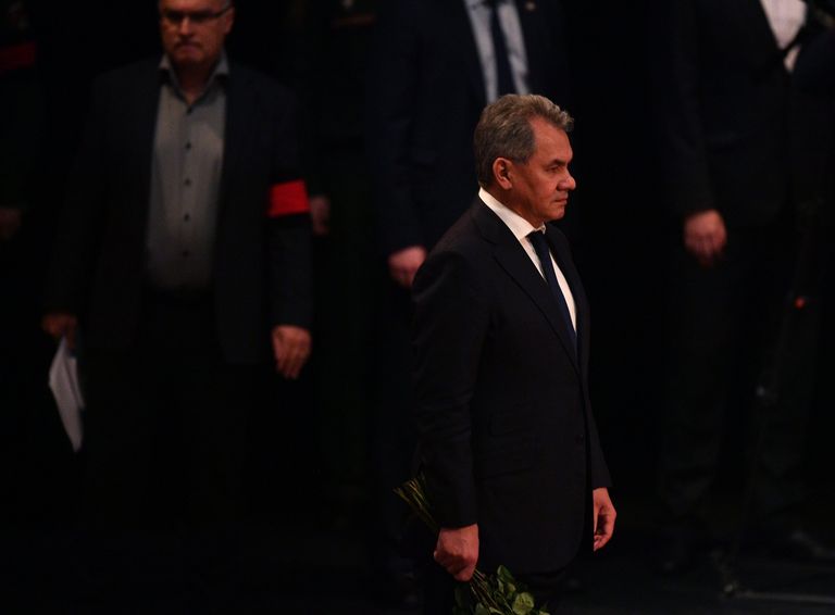 Министр обороны РФ Сергей Шойгу на церемонии прощания с народным артистом СССР Владимиром Зельдиным, которая проходит на главной сцене театра Российской армии в Москве Министр обороны РФ Сергей Шойгу на церемонии прощания с народным артистом СССР Владимиром Зельдиным, которая проходит на главной сцене театра Российской армии в Москве