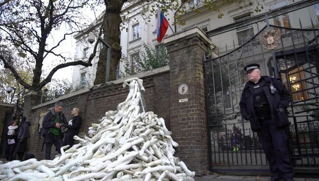 Протестующие у посольства РФ в Лондоне соорудили пирамиду из пластиковых рук Протестующие у посольства РФ в Лондоне соорудили пирамиду из пластиковых рук