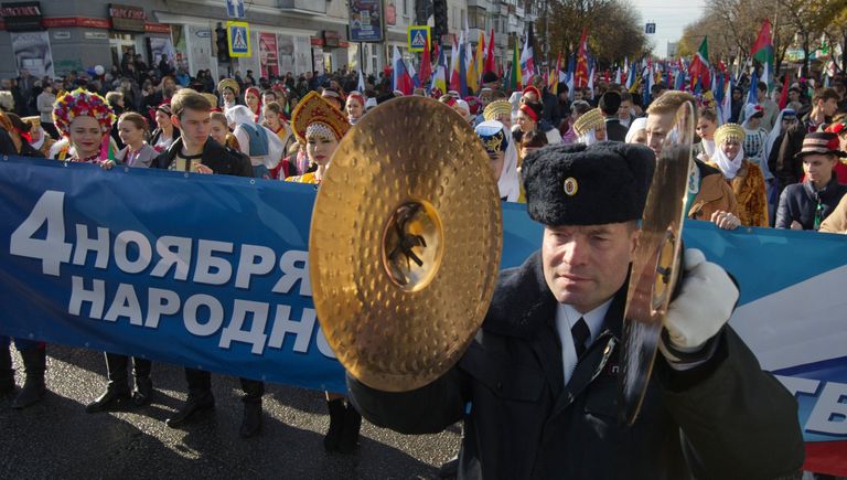 В Симферополе на празднование Дня народного единства собралось порядка 10 тысяч человек. И все они пришли совершенно добровольно, уверен глава Крыма Сергей Аксенов. В Симферополе на празднование Дня народного единства собралось порядка 10 тысяч человек. И все они пришли совершенно добровольно, уверен глава Крыма Сергей Аксенов.
