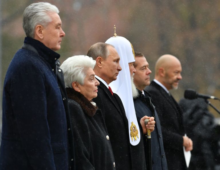 Президент РФ В. Путин и премьер-министр РФ Д. Медведев на церемонии открытия памятника князю Владимиру на Боровицкой площади в Москве Президент РФ В. Путин и премьер-министр РФ Д. Медведев на церемонии открытия памятника князю Владимиру на Боровицкой площади в Москве