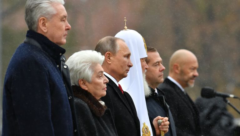 Президент РФ В. Путин и премьер-министр РФ Д. Медведев на церемонии открытия памятника князю Владимиру на Боровицкой площади в Москве Президент РФ В. Путин и премьер-министр РФ Д. Медведев на церемонии открытия памятника князю Владимиру на Боровицкой площади в Москве