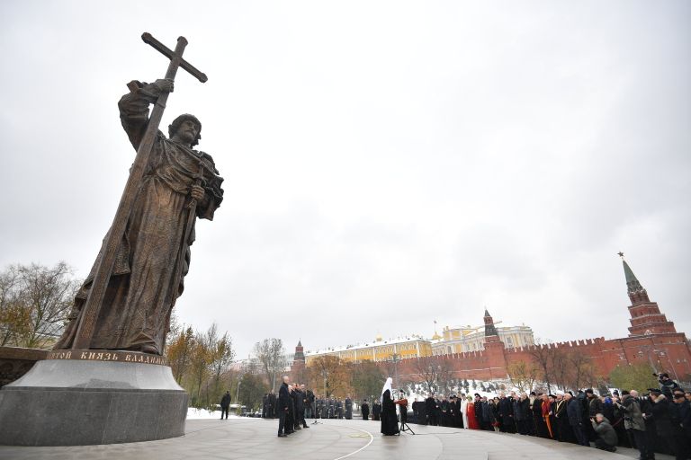 Церемония открытия памятника князю Владимиру на Боровицкой площади в Москве в День народного единства Церемония открытия памятника князю Владимиру на Боровицкой площади в Москве в День народного единства