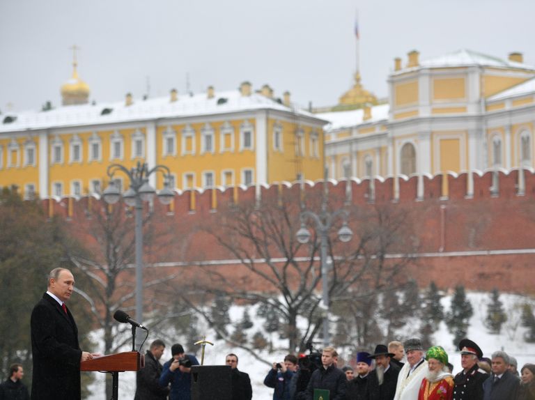 Владимир Путин выступает на церемонии открытия памятника князю Владимиру на Боровицкой площади в Москве в День народного единства Владимир Путин выступает на церемонии открытия памятника князю Владимиру на Боровицкой площади в Москве в День народного единства