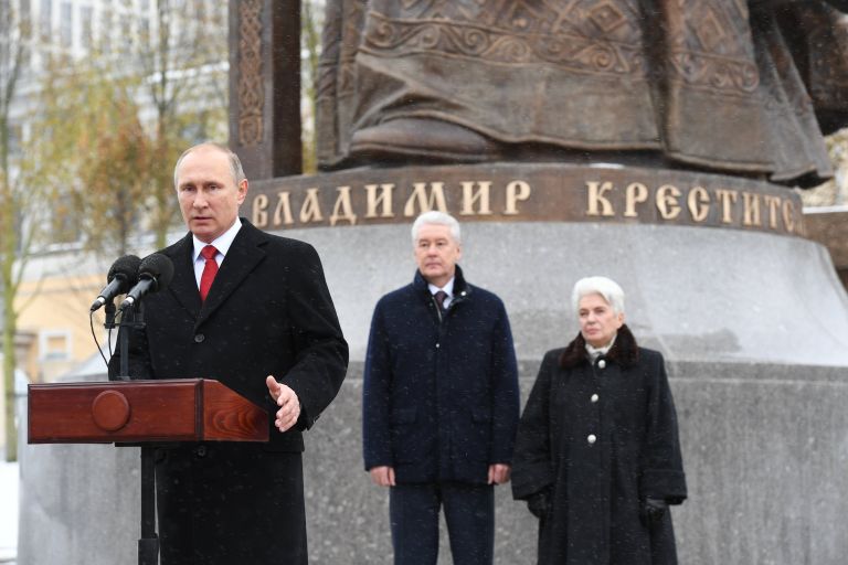 Владимир Путин выступает на церемонии открытия памятника князю Владимиру в Москве Владимир Путин выступает на церемонии открытия памятника князю Владимиру в Москве