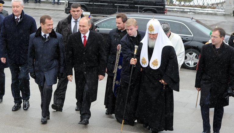 Владимир Путин, Дмитрий Медведев и патриарх Кирилл на церемонии открытия памятника князю Владимиру Владимир Путин, Дмитрий Медведев и патриарх Кирилл на церемонии открытия памятника князю Владимиру